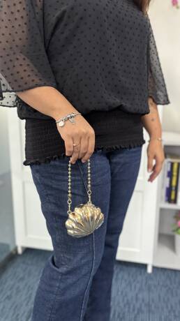 1pc Miniature Shell Shape Crossbody Bag For Women, New Summer Metal Chain Strap Unique Design Clutch Purse, Fashion Shoulder Bag, Elegant Coin Purse