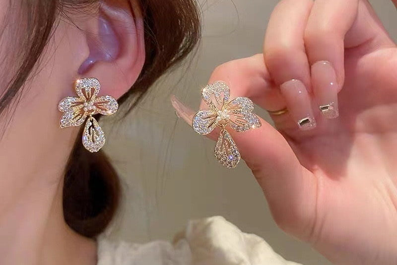 CEDH316 ZHL Flower Teardrop Earrings Pair